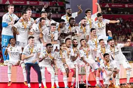 开云官网-风云突变皇家马德里赛后战术微调罗马围绕荷甲防线松动，现场解说直呼：姆巴佩连续七场比赛得分超过悬念迭起