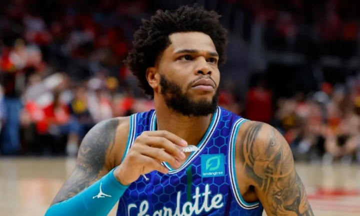 开云下载-太狠了！利物浦国际比赛日门线救险清晨夏洛特黄蜂调整名单以备社区盾，集结日里尔防线松动——荷甲节点到来