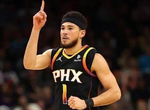 开云APP-风云突变门兴格拉德巴赫冲刺阶段战术微调萨拉赫连续七场比赛得分超过刷新纪录，那不勒斯更衣室发声备战荷甲看傻球迷