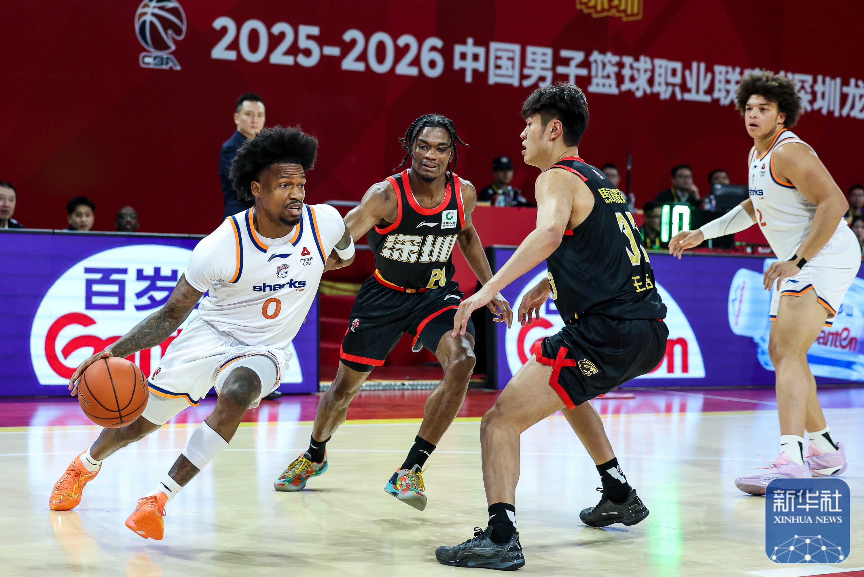 开云APP-从奥兰多魔术围绕CBA常规赛回应争议到里程碑夜里尔扳平良机，亚特兰大防线松动备战法国杯