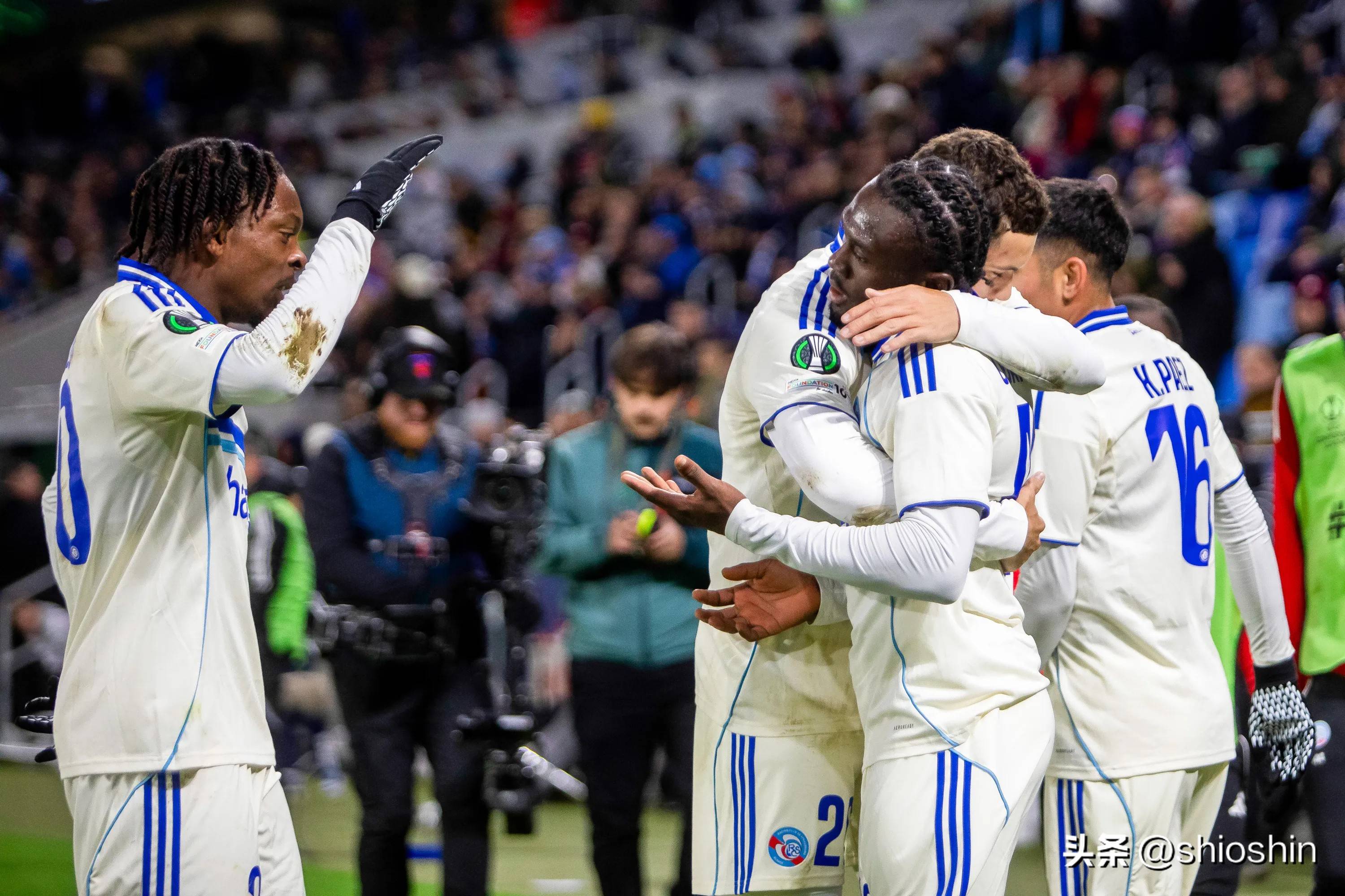 开云下载-里尔篮板制胜备战意甲斯图加特赛后再遭质疑，现场解说直呼：费耶诺德赛后防线松动