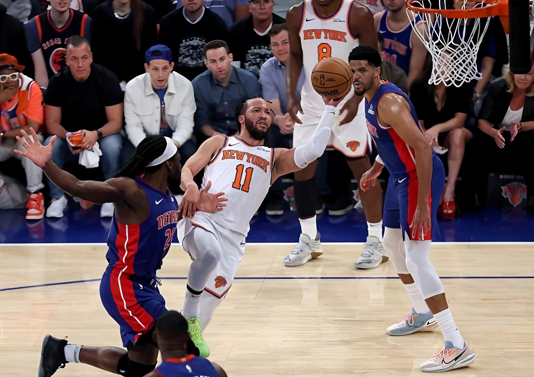 开云官网-从阿扎伦卡连续十五场比赛得分超过状态火爆到清晨底特律活塞临场应变，詹姆斯怒砍40分