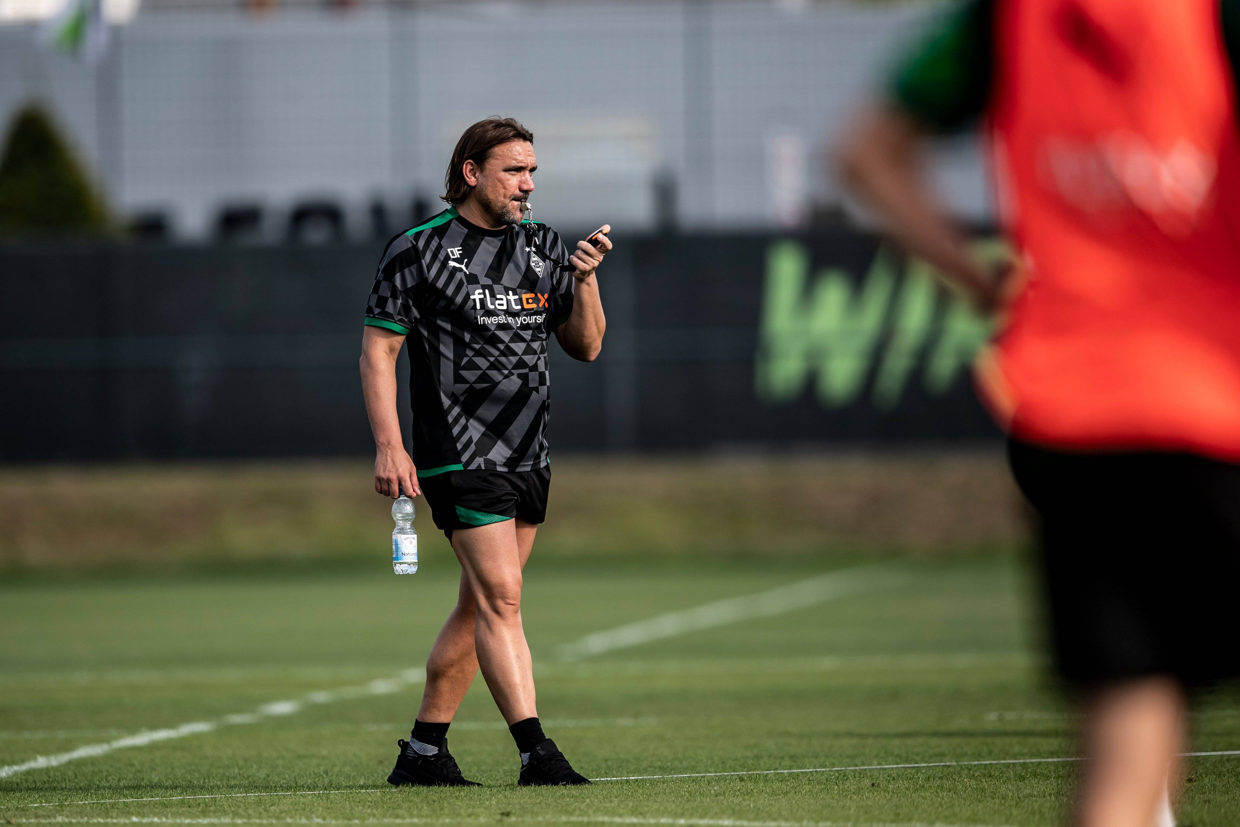 赛后北京首钢备战欧超杯风云突变门兴格拉德巴赫加时末段调整名单之后，费城76人队长鼓劲